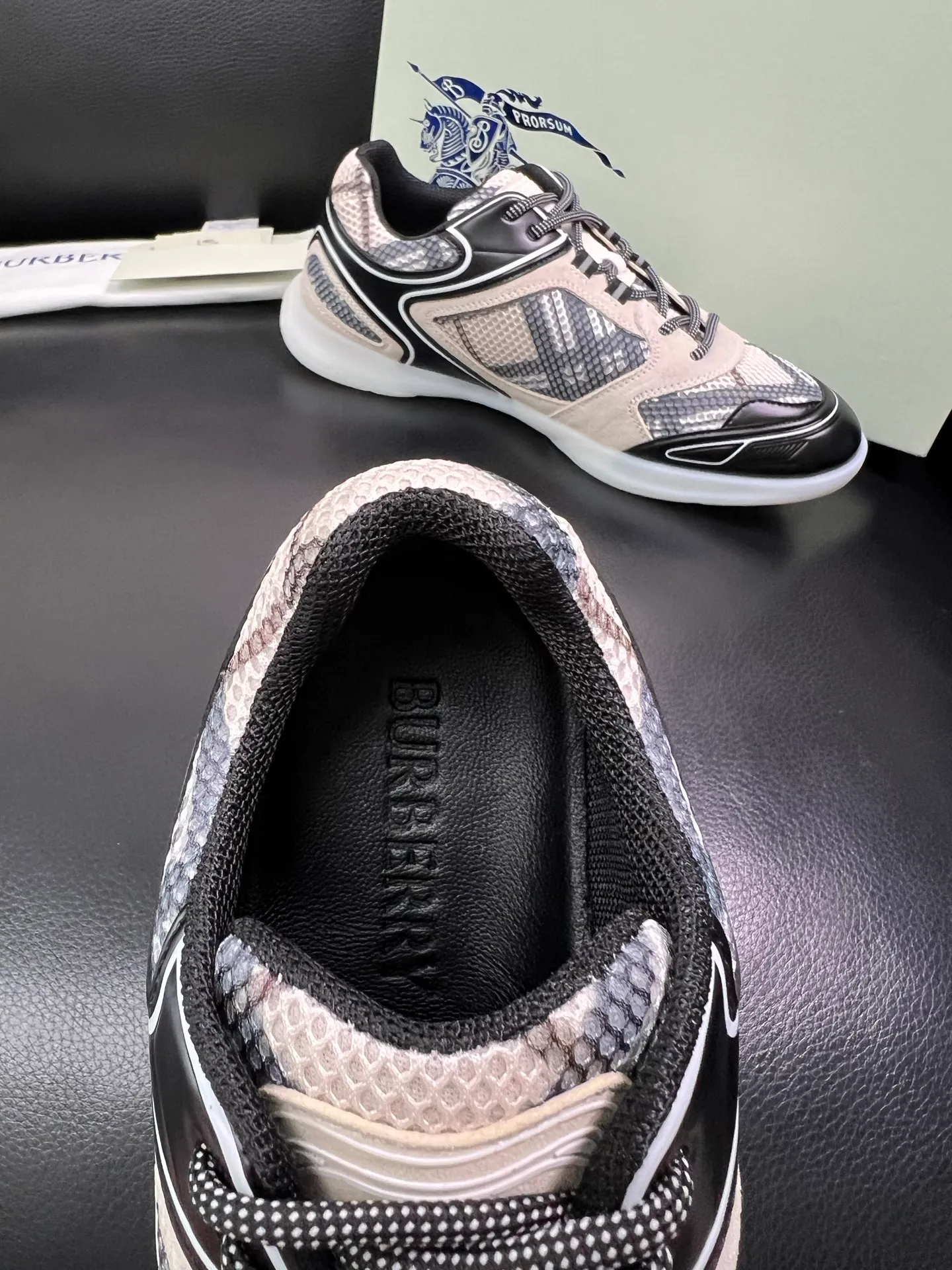 Men's shoes 💰740 BURBERRY top crafts Burberry counter synchronization, original factory configuration imported cowhide fabrics from Italy, high-quality complex splicing process, imported cowhide inner pads, breathable and comfortable, soles: original soles specially provided by the original factory, original and single goods High quality welcome to compare, code number 38-44 (customized 45 46) 85855